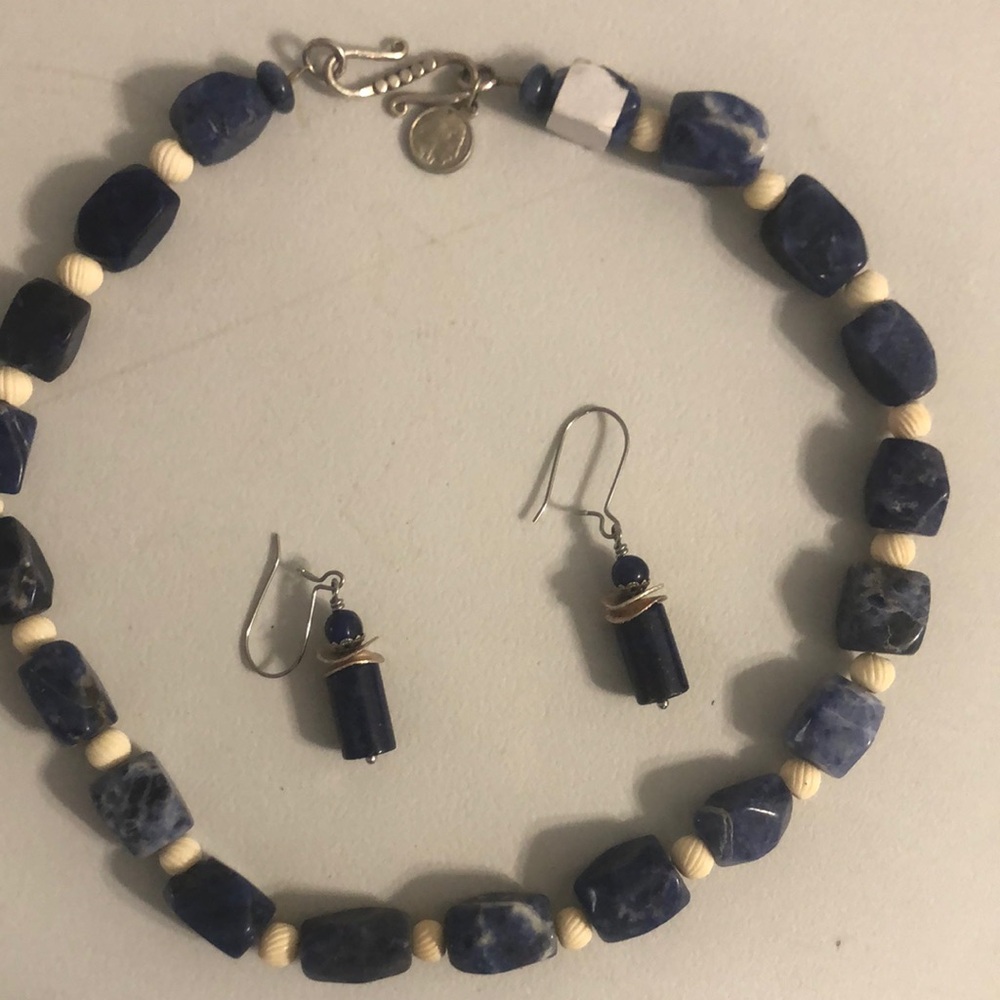 Blue and White Beaded Necklace with Elegant Design